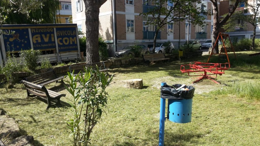 pulizia giardino con giochi